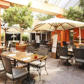 NH Koningshof Veldhoven_Restaurant terras NH Koningshof Veldhoven_Restaurant terras