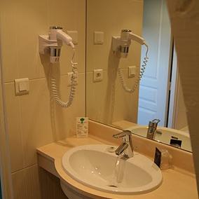 Inter-hôtel le Sévigné_Salle de bains
