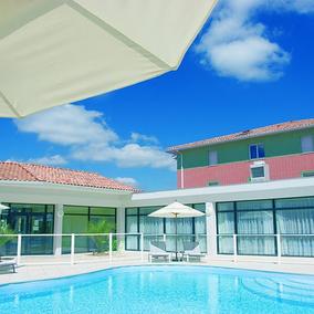 Park & Suites Elegance Toulouse-Purpan_Piscine et bâtiment horizontal
