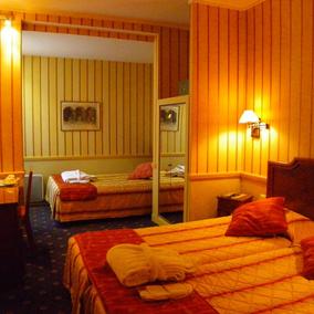Hôtel Poussin_Chambre standard triple