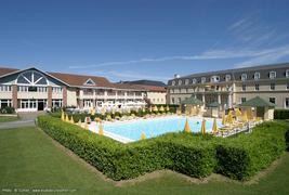 Dolce Chantilly  - Vue sur la piscine extérieure
