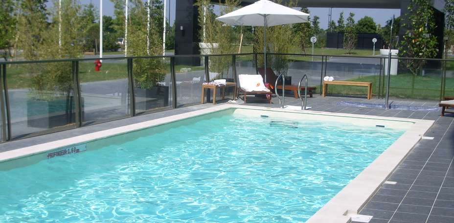 Clarion Suites Sénart Paris sud - Piscine extérieure