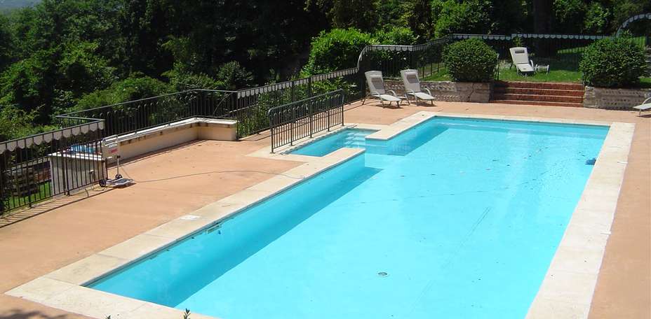 Hôtel Villa Navarre - Piscine ext&eacute;rieure