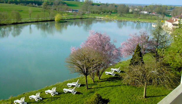 hotel Hôtel du Lac de la MezelleBourbonne-les-Bains (52)