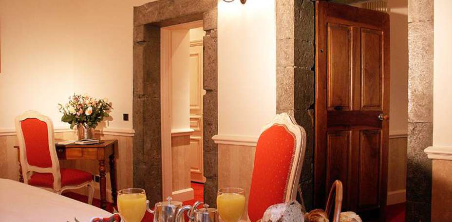 Château des Comtes de Challes - Petit déjeuner en chambre