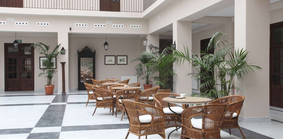 Hotel Finca Ronesa - Patio
