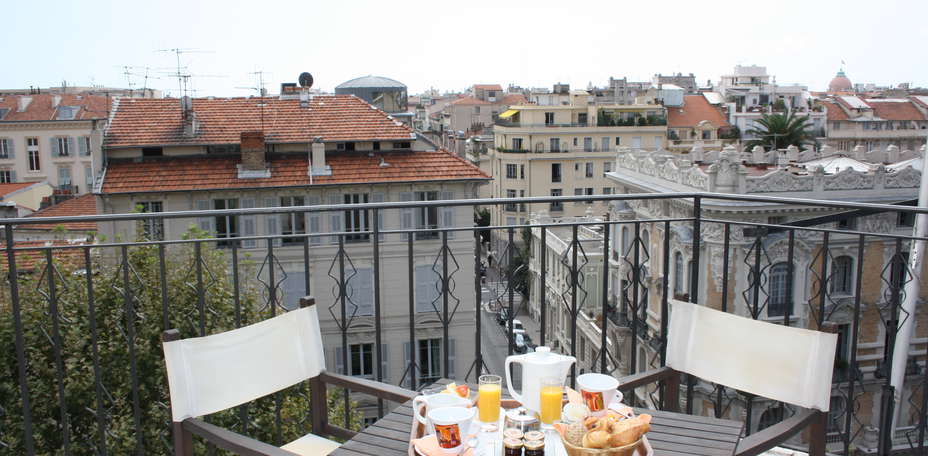 Quality Suites Nice La Malmaison - Petit déjeuner en chambre