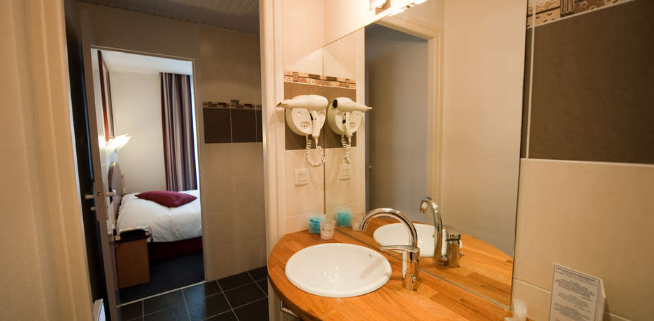 Hôtel Escale Océania Lorient - Salle de bain sup&eacute;rieure