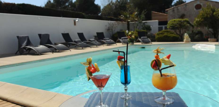 Elégance Suites Hôtel - Piscine ext&eacute;rieure
