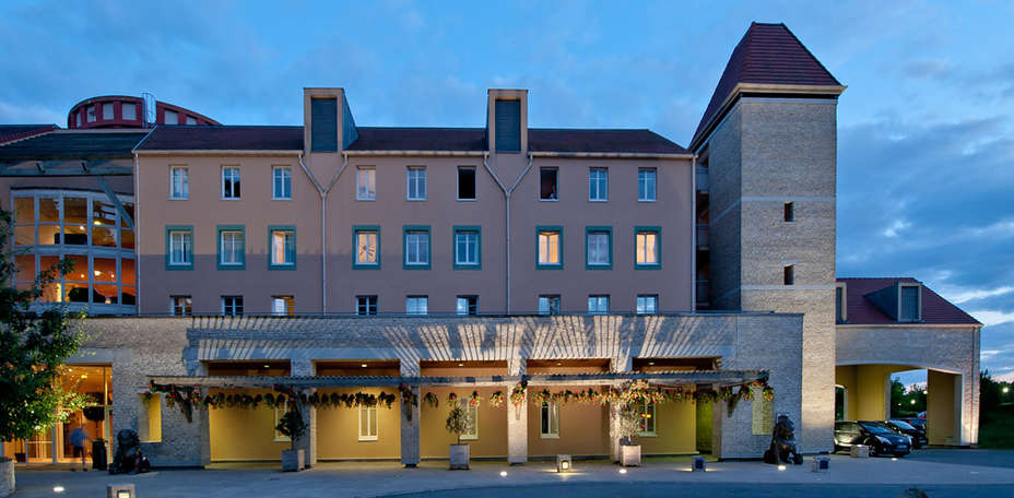 Explorers Hotel - Façade