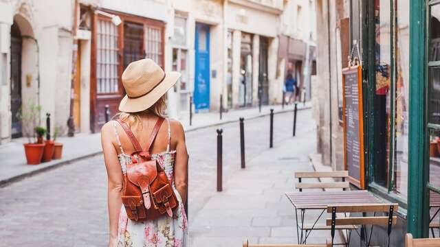 "Femme se promenant dans une rue pavée pittoresque lors d'un week-end de découverte en Europe. "