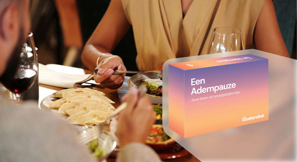 Weekendesk geschenkdoos met een chef die een bord aanricht, ideaal voor een gastronomisch weekendje weg in België.