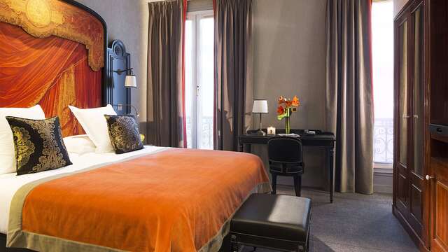 Lujosa habitación de estilo clásico, la estancia perfecta para una noche en un hotel de 5 estrellas.