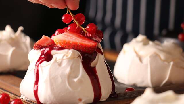 Gros plan sur un dessert d'auteur, une œuvre d'art culinaire servie dans le restaurant d'un hôtel de luxe.
