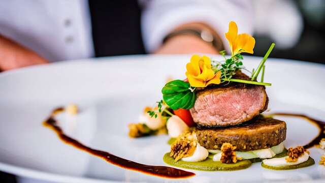 Plat de viande gourmet du restaurant, un exemple de la qualité de cette escapade de luxe dans un hôtel 5 étoiles.