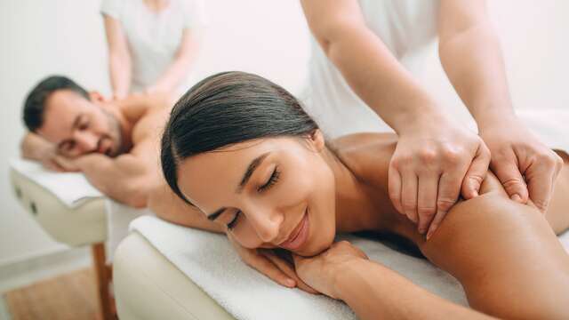 Een koppel krijgt tegelijkertijd een duo-massage in een luxe spa, een origineel cadeau voor een bruidspaar.