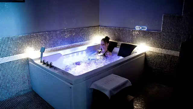 Relax assoluto con vasca idromassaggio in camera deluxe, vicino a Reims