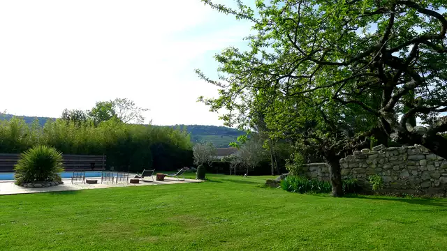 Détente et spa, près de Vallon-Pont-d'Arc