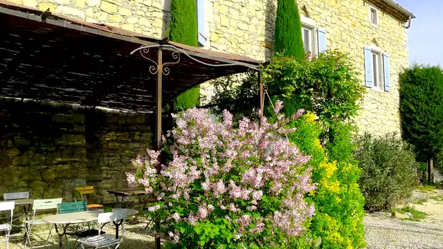 Détente et spa, près de Vallon-Pont-d'Arc