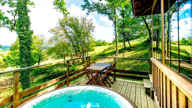 Escapada en una cabaña en un árbol con cena regional y jacuzzi privado en el corazón de Gascuña