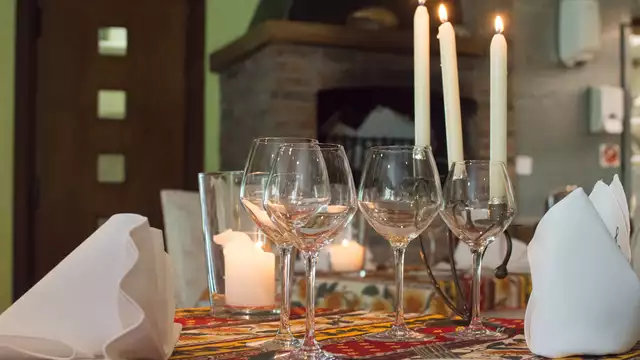 Romance et delicieuses tapas dans votre chambre de luxe avec jacuzzi prive