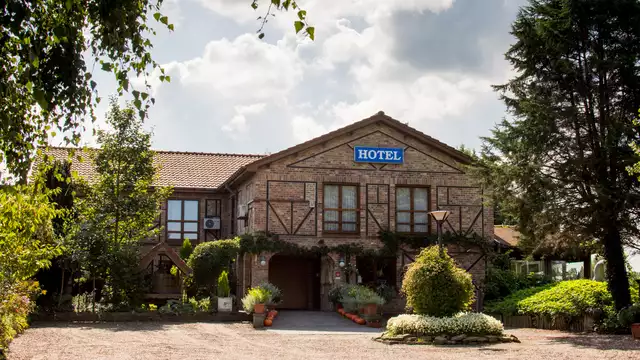 Romance et delicieuses tapas dans votre chambre de luxe avec jacuzzi prive