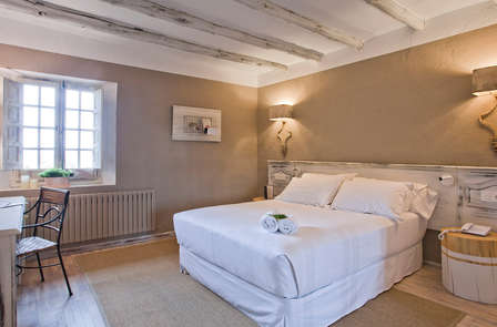 Découvrez Pampelune dans un édifice rustique situé dans la campagne de Navarre