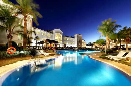 Détendez-vous dans une suite avec terrasse à Mijas : petit-déjeuner, cava et départ tardif