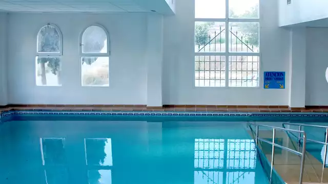 Desconecta en el Balneario de Alicún con media pensión, piscinas y circuito termal incluido