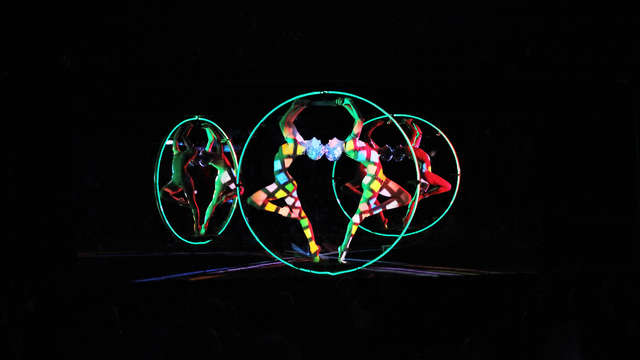 Disfruta de esta elegante escapada con espectáculo en el Crazy Horse de París