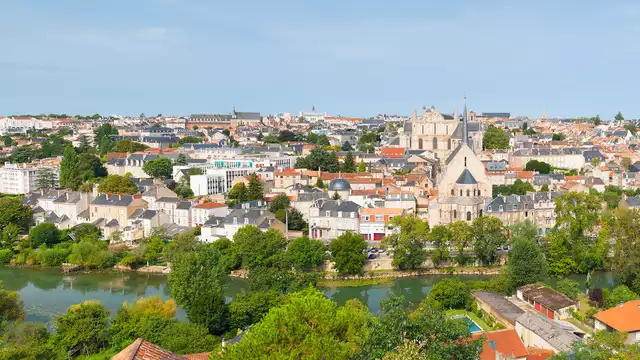 Descubre Poitiers con entradas para el parque Futuroscope