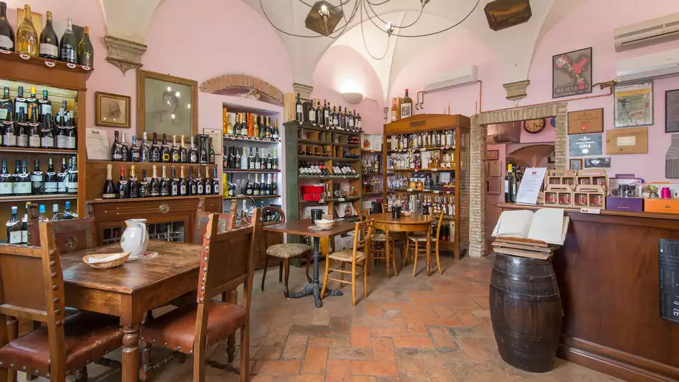 Decouverte de la Toscane nuit pres de San Gimignano en chambre superieure avec degustation de vin