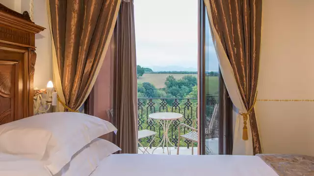 Weekend in Toscane: hotel in superior kamer inclusief ontbijt en uitzicht op de heuvels