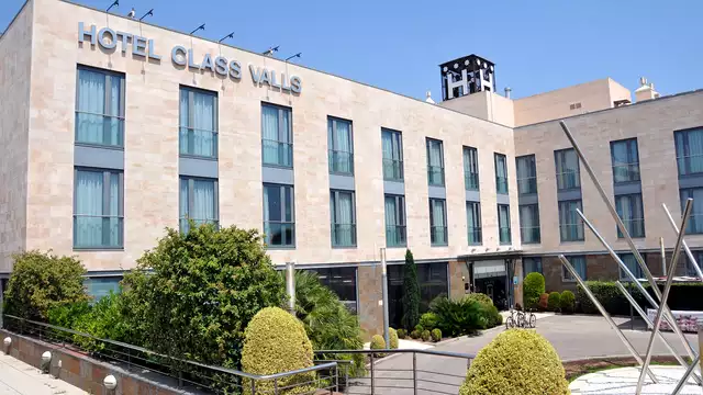 Descubre la tradicion vinicola de Valls y alojate en habitacion superior
