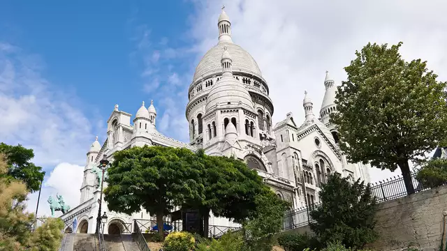 Week-end Romantique au Pied du Sacré-Cœur : Lovebox, Macarons, Pétales de Roses et Late Check-out"