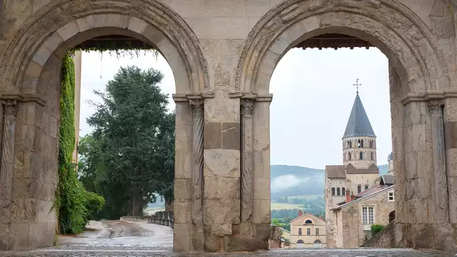 Sejour près de Mâcon avec visite de l'Abbaye de Cluny