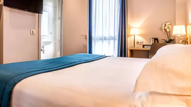 Estancia a las puertas de París con crucero por el Sena