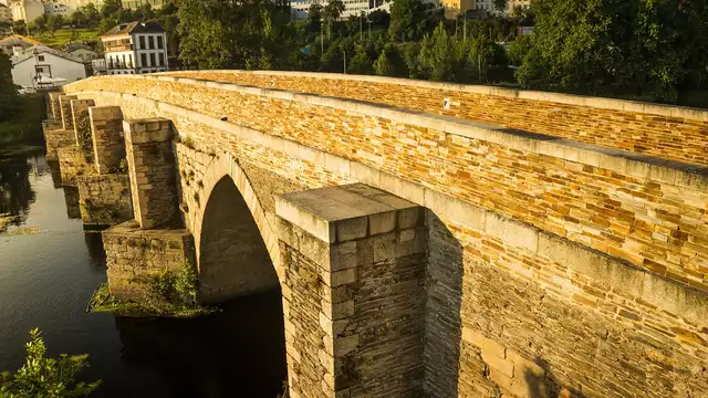 Repos dans la ville romaine fortifiée de Lugo