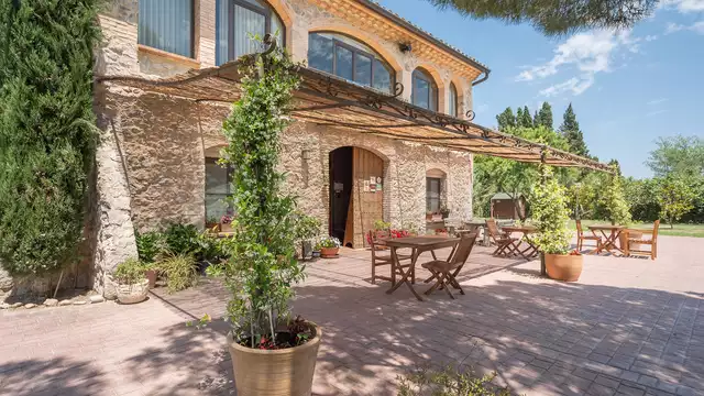 Decouvrez la Costa Brava avec un diner et une bouteille de cava