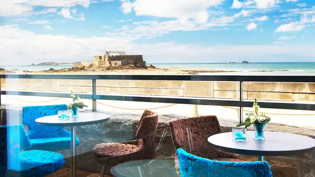 Pausa relax in riva al mare a Saint-Malo