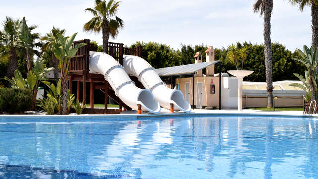 Escapada en Bungalow para pasarlo en grande en familia: piscinas con toboganes, playa y mucho más