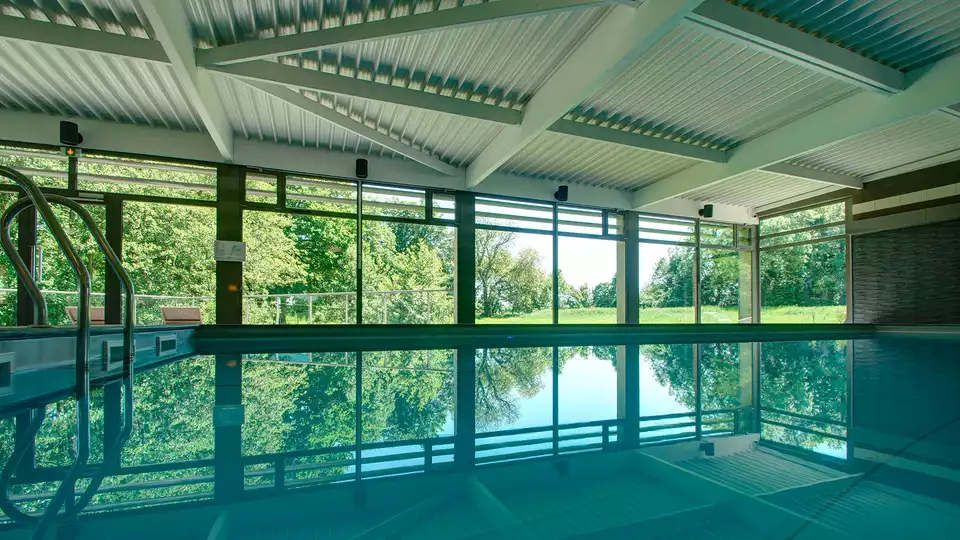 Repos dans un ocean de verdure a Tilques avec piscine interieure