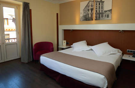 Romantiek in superior kamer met een fles cider en typische snoepjes te Oviedo