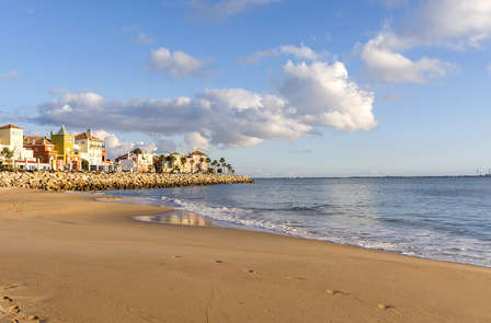 Découvrez El Puerto de Santa María avec bouteille de vin et bonbons Las Tejas (à partir de 2 nuits)