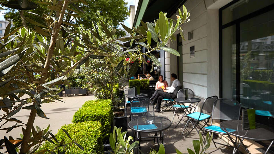 Escapade sous le soleil d ete parisien dans un hotel de charme avec surclassement pour personnes