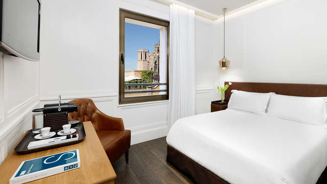 Escapada romántica con cava y fresas con chocolate en la habitación