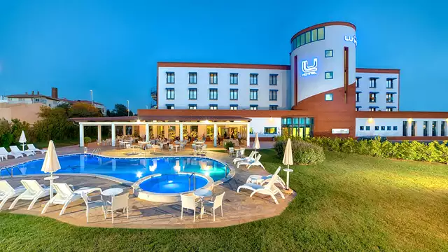 Romanticismo in Sardegna: notte con cena e spa nel sud dell'isola
