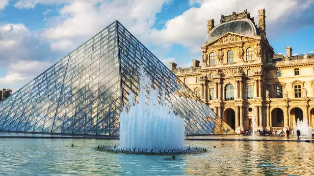 Estancia con cena crucero por el Sena en París.