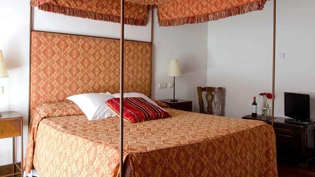 Escapada romántica en un palacio de película: vino, bombones y desayuno en la habitación