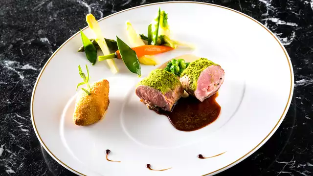 Soggiorno d'eccezione in suite con cena gastronomica in un castello